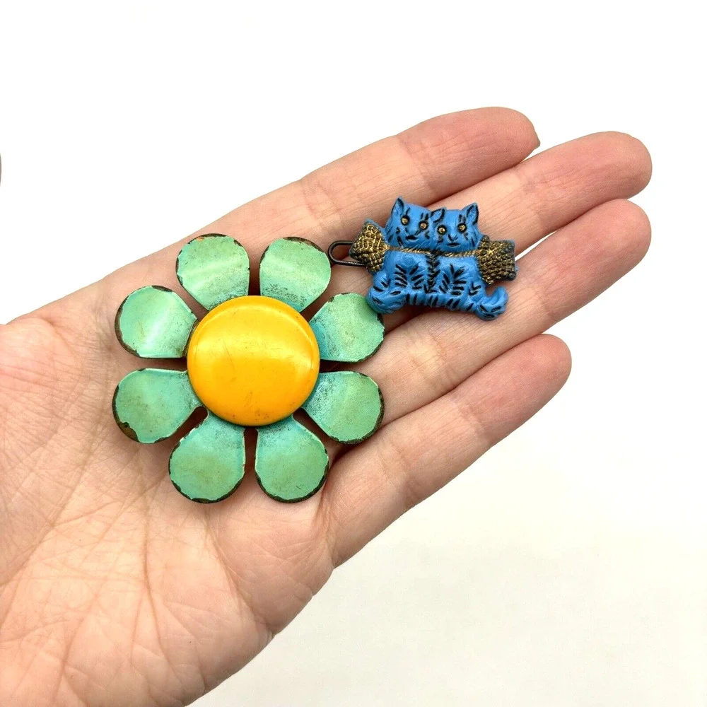 Lot of 2 Vintage 70s Girls Hair Barrettes Plastic Kittens Metal Daisy